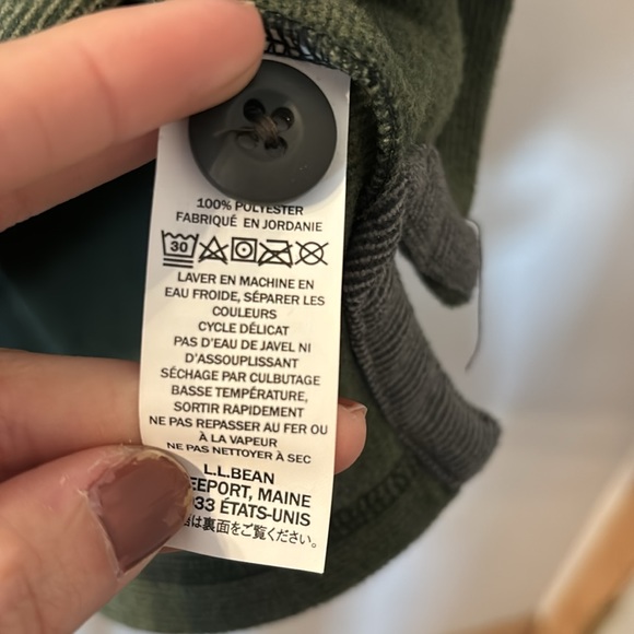 L.L Bean quarter button down size is missing fits like a XL - Picture 4 of 5